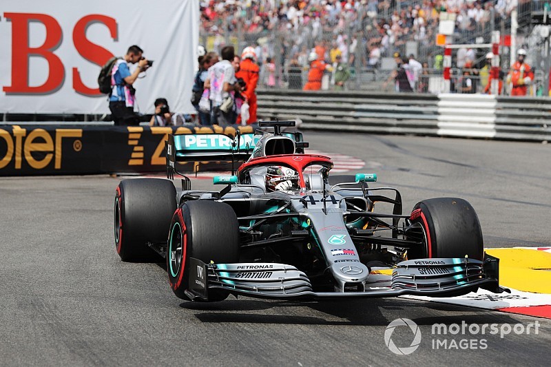 Hamilton fa un capolavoro a Monaco davanti a Verstappen penalizzato. Vettel secondo