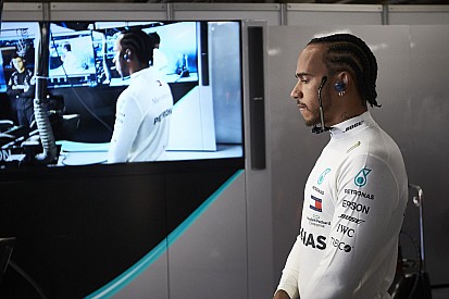 A végtelenül laza Hamilton: fejkendő, füles