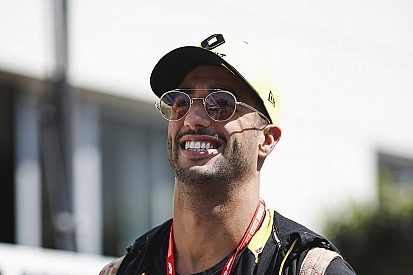 McLaren, Ricciardo ile sözleşme imzalamak için Sainz'ın Ferrari'ye gitmesini bekliyor