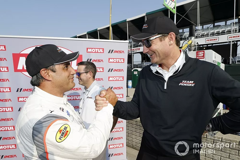 Il vincitore del Motul Pole Award #6 Acura Team Penske Acura DPi, DPi: Juan Pablo Montoya con Tim Cindric