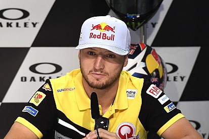 «Гребаные идиоты». Гонщик MotoGP обругал соперников, из-за которых упал в тренировке