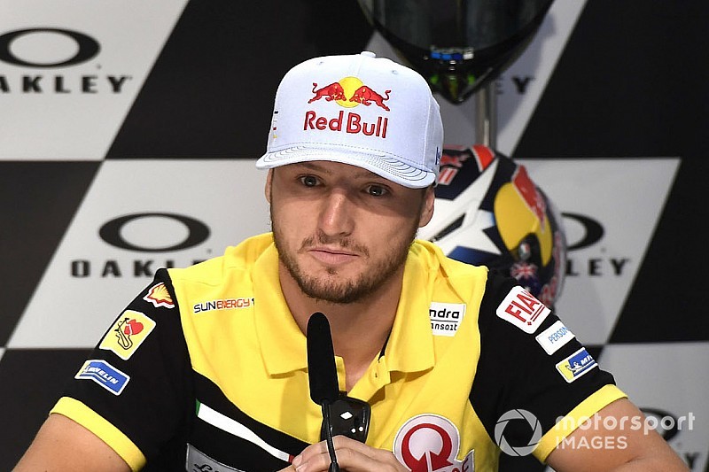 «Гребаные идиоты». Гонщик MotoGP обругал соперников, из-за которых упал в тренировке