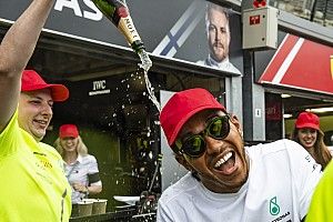 Így ünnepelt Hamilton Monacóban: ömlött a pezsgő