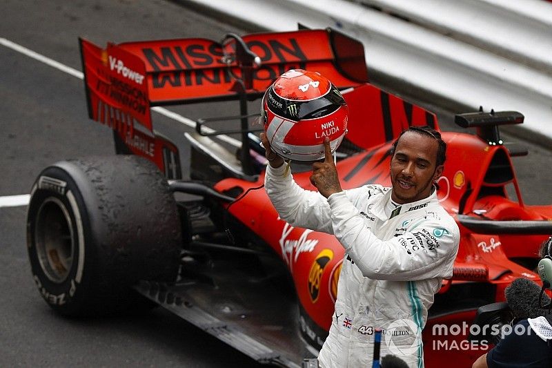 Ganador Lewis Hamilton, Mercedes AMG F1 levanta su casco en homenaje a Niki Lauda