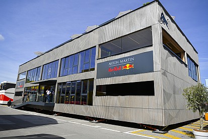 Látványos képeken az európai F1-es motorhome-ok Barcelonából