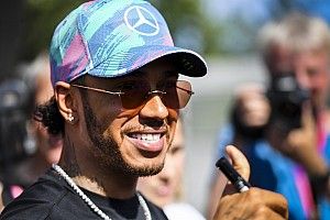 Hamilton és a csütörtöki nap képekben Barcelonából: újabb egyedi sapka