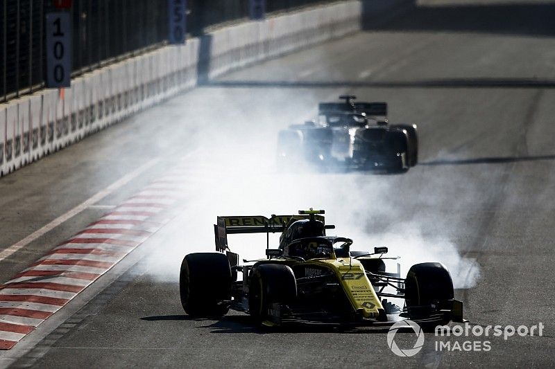 Nico Hulkenberg, Renault R.S. 19 locks up going in to turn 1