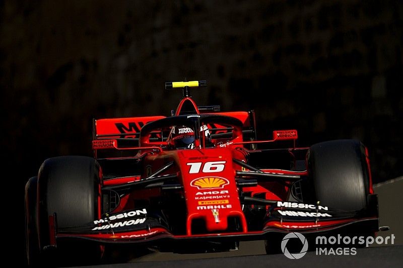 Леклер попросил не судить о скорости Ferrari на шинах Soft в Баку