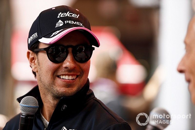 Sergio Perez, Racing Point en el escenario en la fan zone