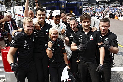 Hamilton szerint vele nem történhetett volna meg, ami Leclerc-rel