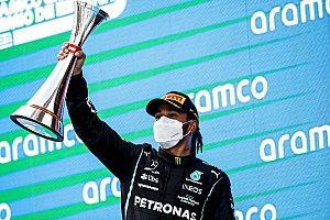 Hamilton dankt team na tactische zege: "Het was een goede gok”