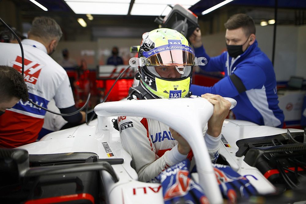 Schumacher sitting in a "crooked position" in Haas F1 car