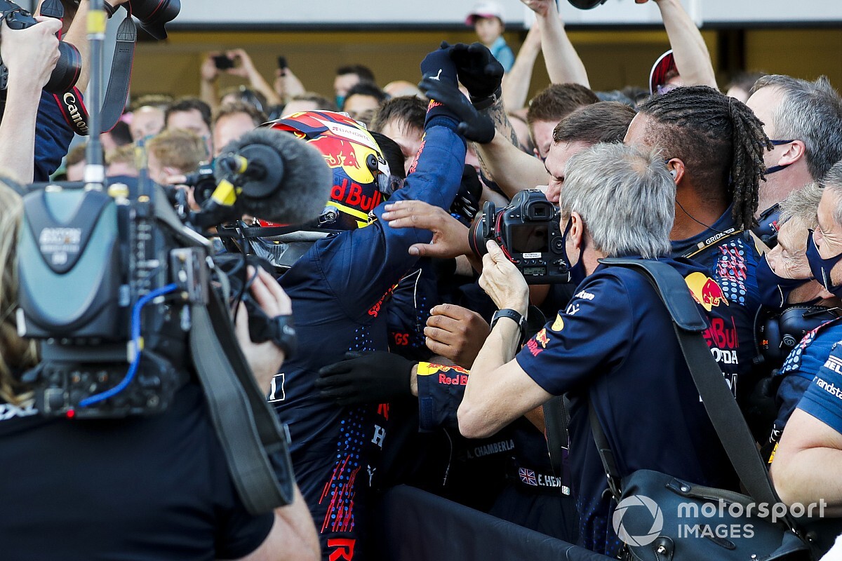 F1 - Horner rasga elogios a Pérez e crava: “Agora temos dois pilotos que têm algo a dizer”