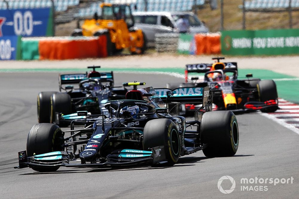 Valtteri Bottas, Mercedes W12, Max Verstappen, Red Bull Racing RB16B et Lewis Hamilton, Mercedes W12