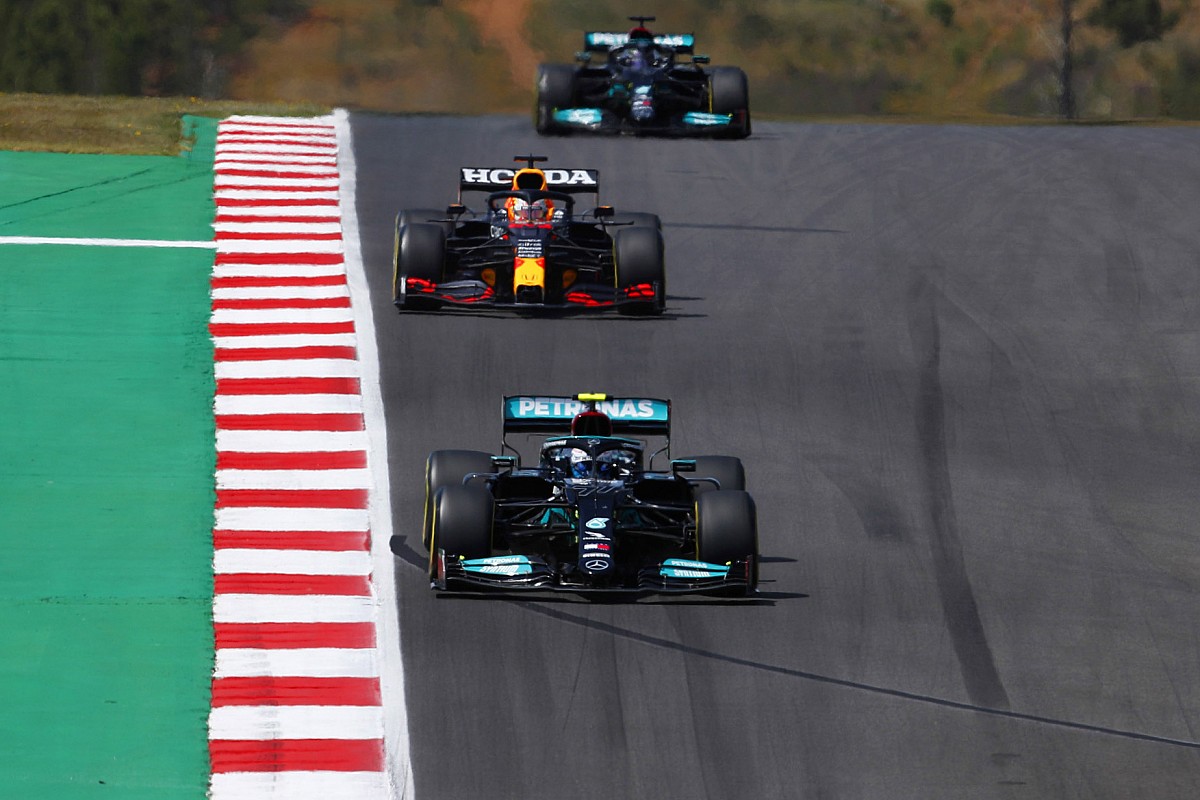 Hamilton explains costly "split-second" glance at restart