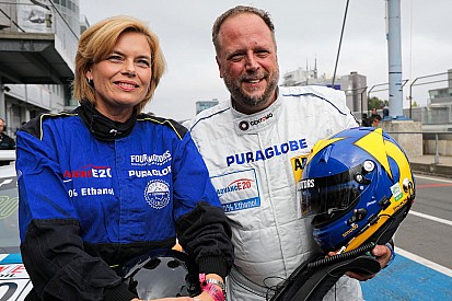 Smudo kutschiert Julia Klöckner um die Nürburgring-Nordschleife