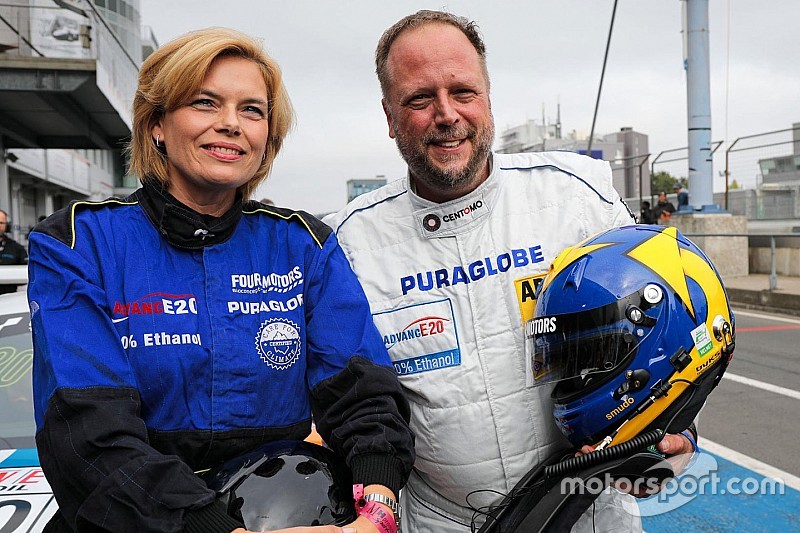 Smudo kutschiert Julia Klöckner um die Nürburgring-Nordschleife