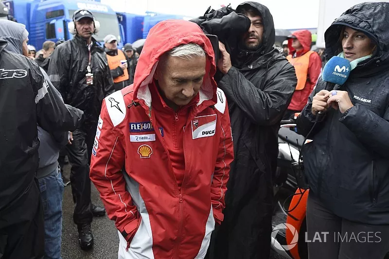 Davide Tardozzi, Team manager Ducati Team,saliendo de la reuni&oacute;n de seguridad