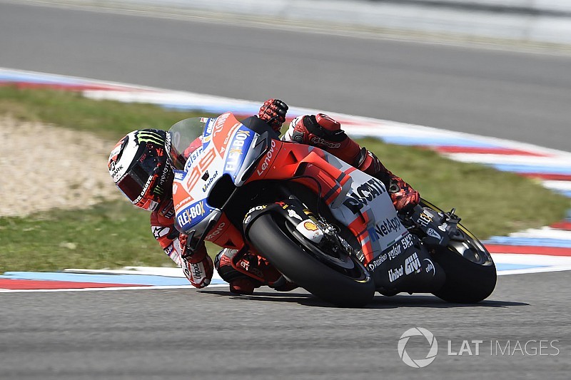 Test Brno, Ore 12: Lorenzo detta il ritmo, Vinales non gira per una spalla dolorante