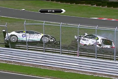UK: bandiera rossa in Gara 1 a causa di un brutto incidente. Swift e Gilmour volano sulle barriere!