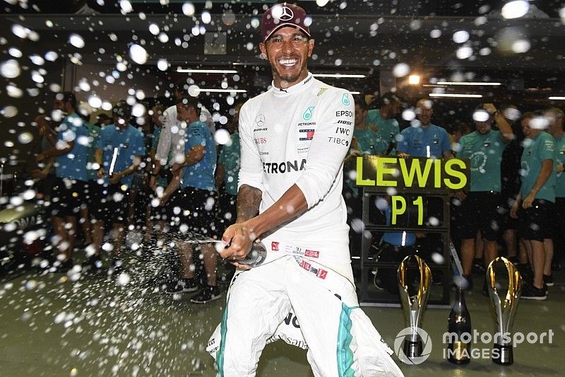 Lewis Hamilton, Mercedes AMG F1, festeggia con lo champagne e il team 