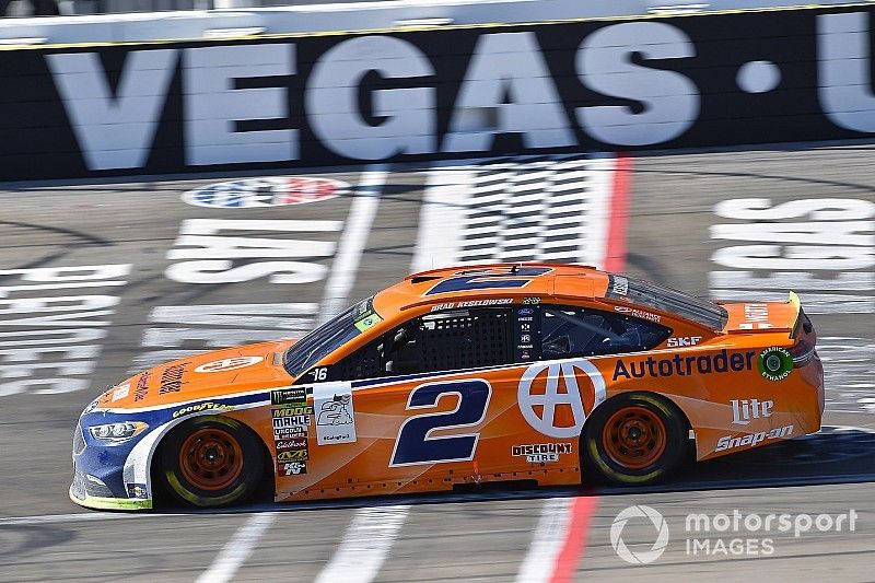Terza vittoria consecutiva per Brad Keselowski in una prima dei playoff piuttosto caotica