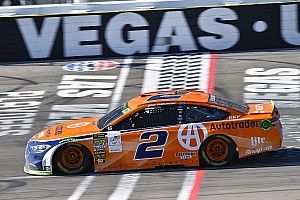 Terza vittoria consecutiva per Brad Keselowski in una prima dei playoff piuttosto caotica