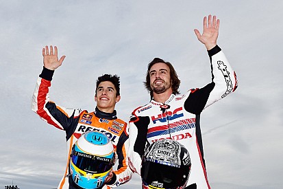 Vídeo: Márquez se prepara para el test de Qatar con un kart de Fernando Alonso