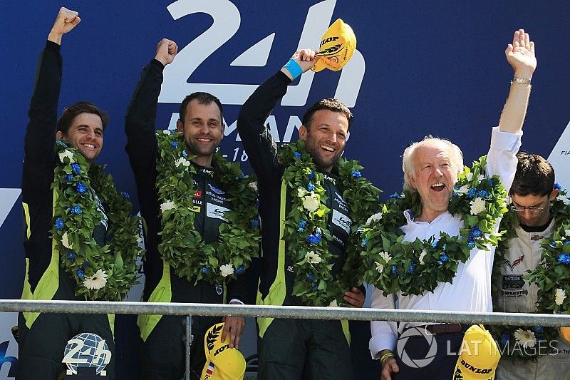 GTE Pro podium: primero, Darren Turner, Jonathan Adam, Daniel Serra, Aston Martin Racing