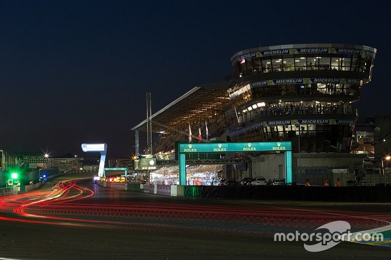 Renn-Action in Le Mans bei Nacht