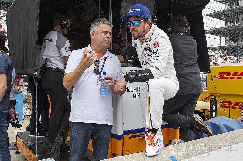 Fernando Alonso, Andretti Autosport Honda talks to Gil de Ferran