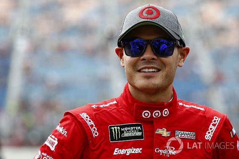 Larson lidera la primera práctica en New Hampshire