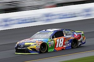 Kyle Busch in pole nel New Hampshire davanti a Larson ed Hamlin