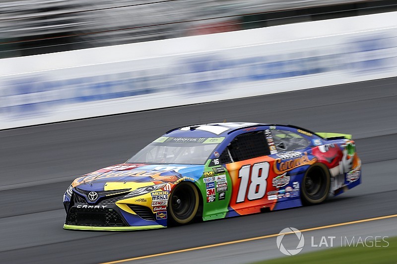 Kyle Busch in pole nel New Hampshire davanti a Larson ed Hamlin
