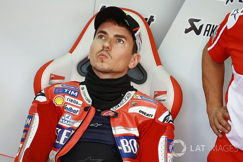 Heurté par la moto de Crutchlow, Lorenzo a cru s'être cassé la main