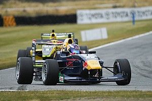 Teretonga TRS: Verschoor dominates Race 3 as Randle goes off