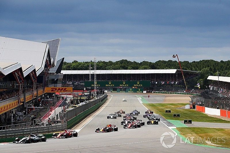 Start of the race, Lewis Hamilton, Mercedes AMG F1 leads 