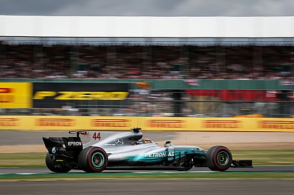 Хэмилтон рассказал, что резко сбросил скорость после проколов Ferrari