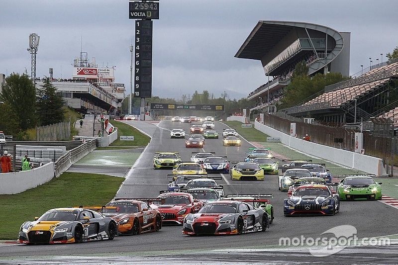 Start: #17 Belgian Audi Club Team WRT Audi R8 LMS: Stuart Leonard, Robin Frijns, Jake Dennis vooraan