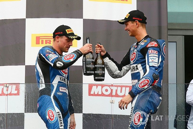 Il secondo classificato Alex Lowes, Pata Yamaha, il terzo classificato Michael van der Mark, Pata Yamaha