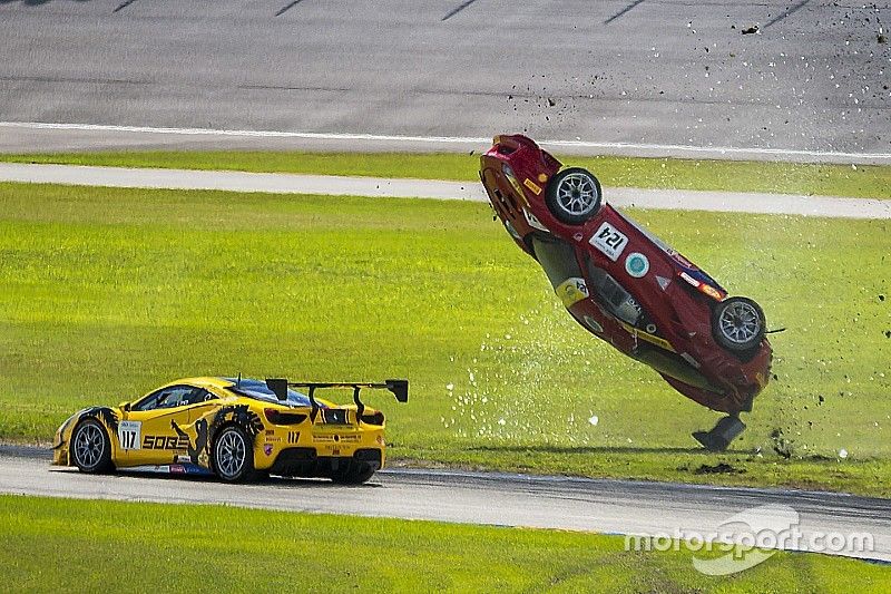 GALERIA: Ferrari capota em acidente em corrida nos EUA