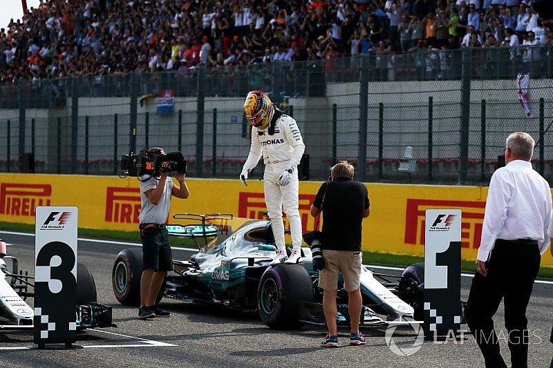 Polesitter Lewis Hamilton, Mercedes-Benz F1 W08, im Parc Ferme