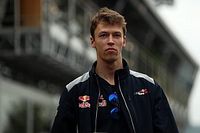 Williams revela que Kvyat está en su lista de posibles pilotos
