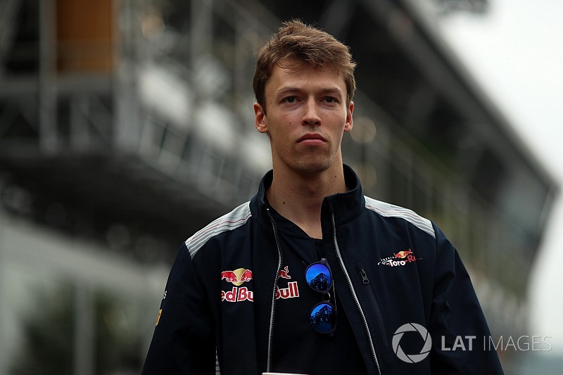 Ferrari da la sorpresa y ficha a Kvyat como piloto de desarrollo