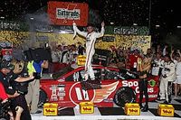 Hamlin supera error y vence a Truex Jr. en Darlington