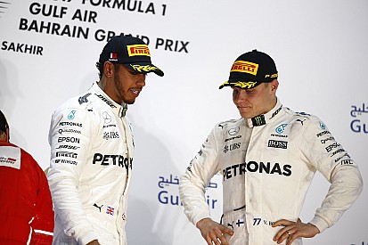 Hamilton csapatutasítások nélkül intézné el Bottast