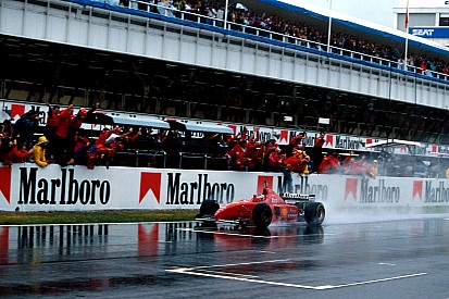 Kijktip van de dag: Machtige Schumacher in zeiknat Spanje