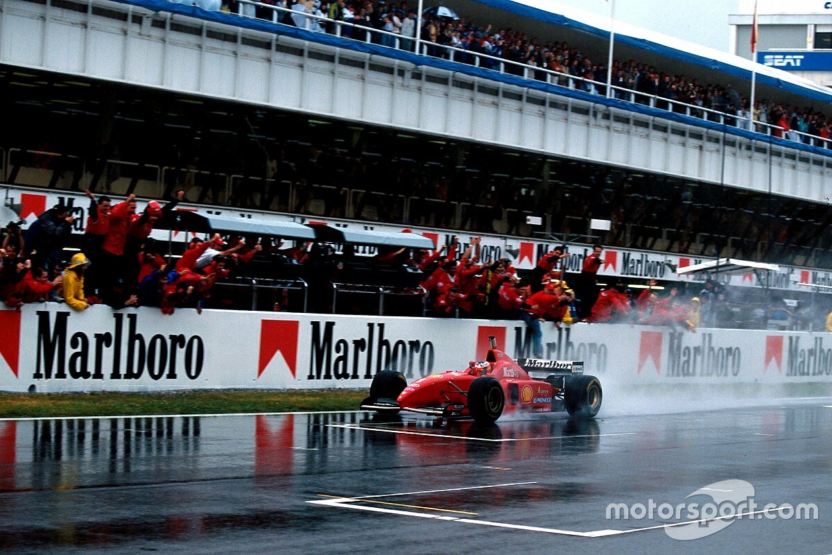 Kijktip van de dag: Machtige Schumacher in zeiknat Spanje