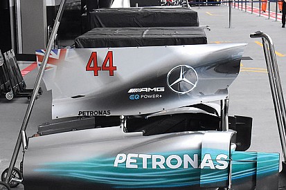 Mercedes: a Singapore la pinna del cofano motore torna piena