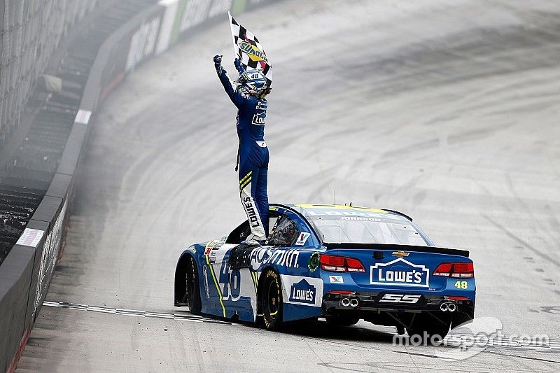 Джонсон выиграл вторую гонку NASCAR подряд